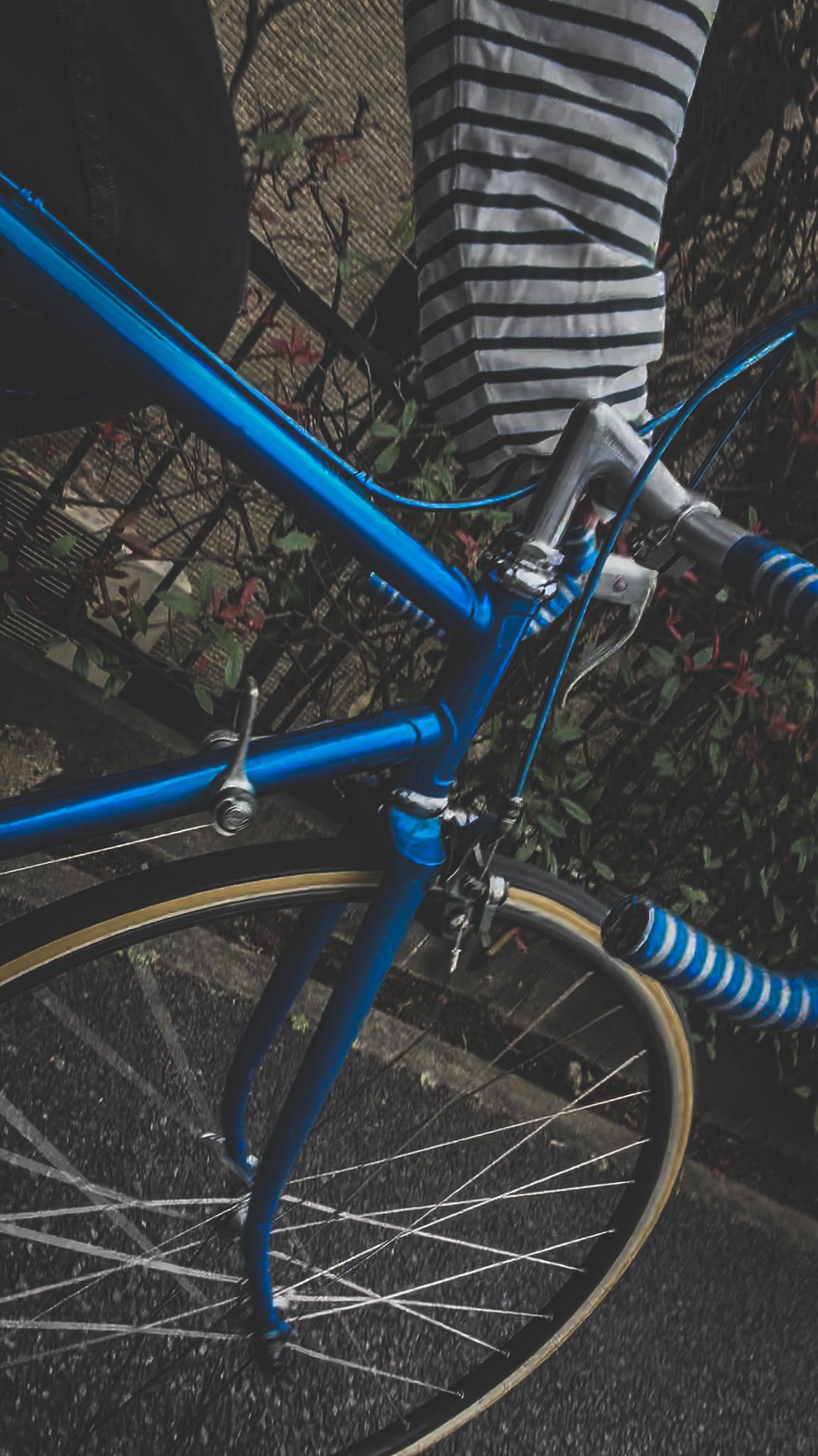 走行中のNOICYCLE 001のハンドルと前輪を上から写した写真