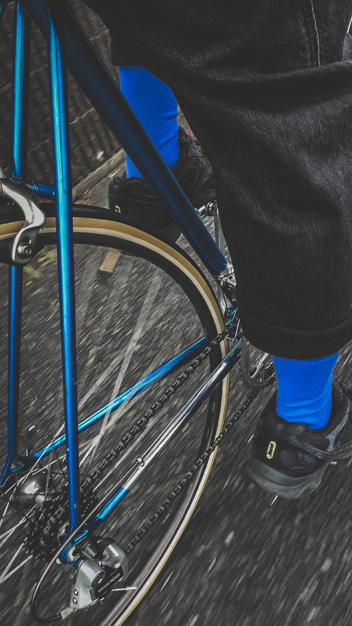 走行中のNOICYCLE 001のフレームと後輪、ペダルを上から写した写真